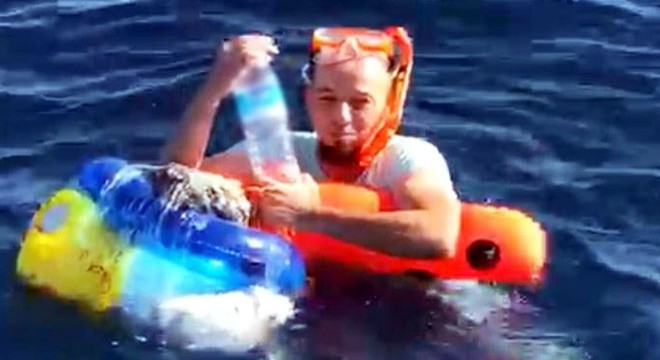 Şnorkel ve plastik deniz simidiyle umuda yolculuk