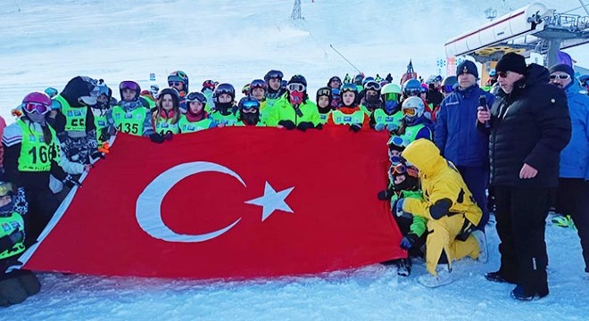 Snowboardcılar Palandöken'de şehitleri andı