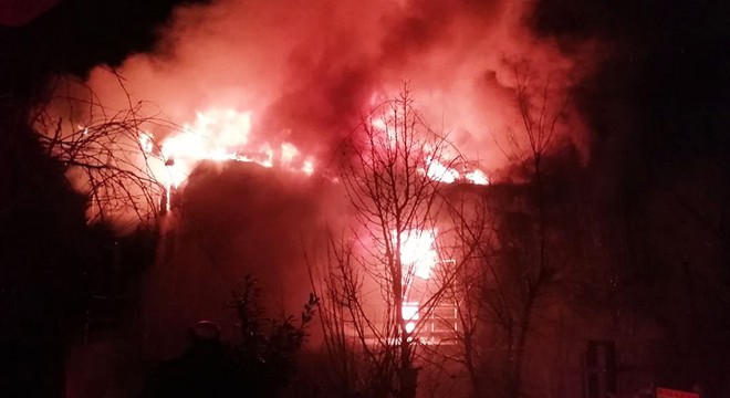 Sobadan çıkan yangın iki katlı evi küle çevirdi