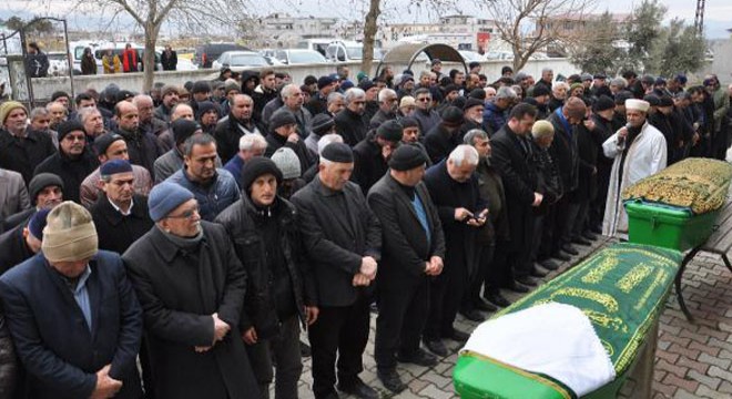 Sobadan zehirlenen çift, yan yana toprağa verildi