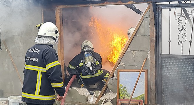 Sobadan sıçrayan kıvılcımlar prefabrik evi yaktı