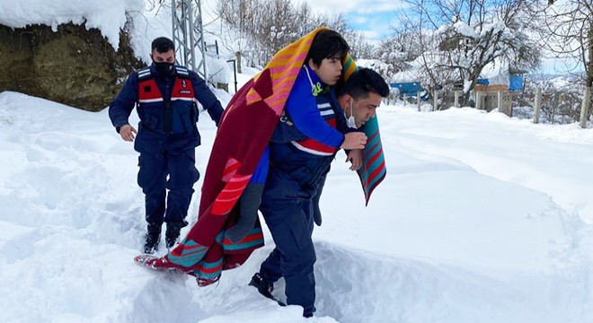 Sobadan zehirlenen aileyi jandarma ekipleri sırtında taşıdı