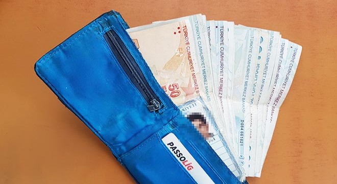 Şoför, otobüste bulduğu cüzdanı sahibine ulaştırdı