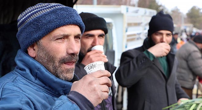 Soğuk havada pazarcı ve vatandaşa salep dağıtıldı
