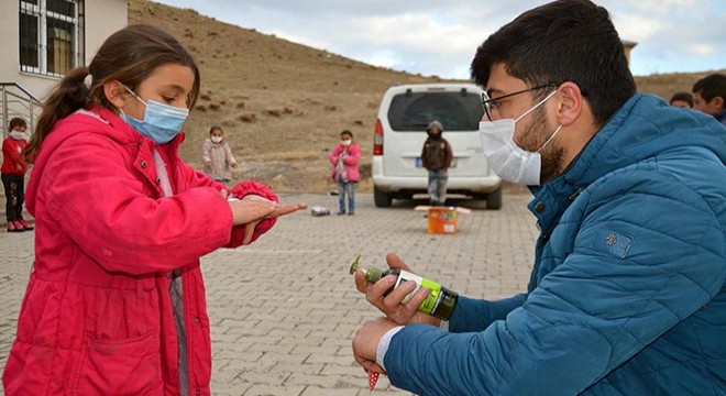 Soğuktan el ve yüzleri çatlayan köy çocuklarına krem dağıttılar