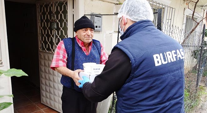 Sokağa çıkamayan çiftin yakacak odun ihtiyacı karşılandı