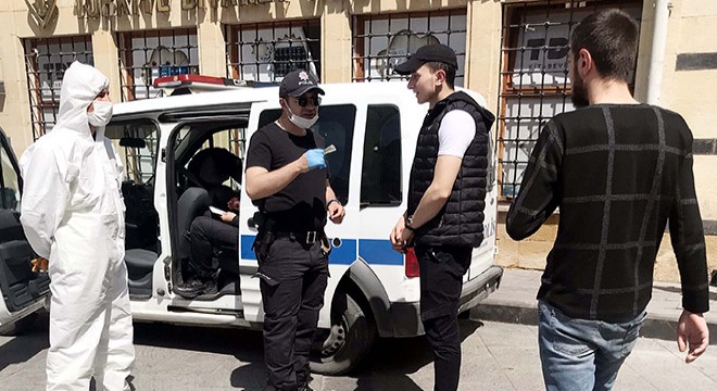 Sokağa çıkan 20 yaş altına ceza