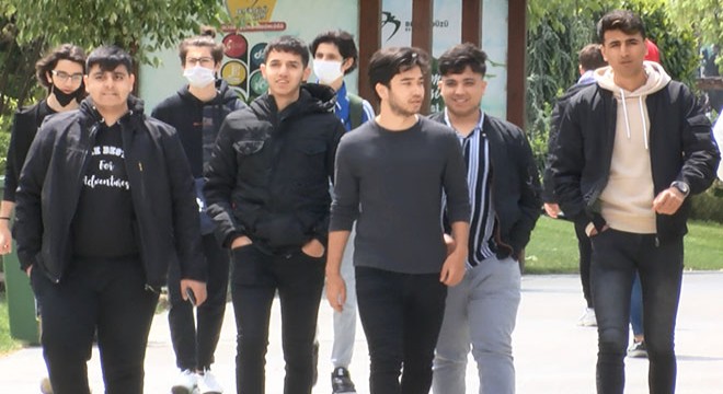 Sokağa çıkan gençler sosyal mesafe kuralına uymadı