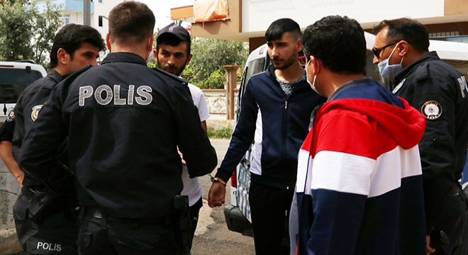 Sokağa çıkan, otomobille polisten kaçan 2 kişiye ceza