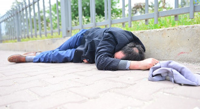 Sokağa çıkma yasağında kaldırımda sızdı