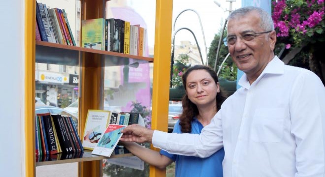 Sokağa kütüphane kurdular