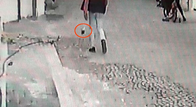 Sokağa saçılan paraları vatandaşlar topladı