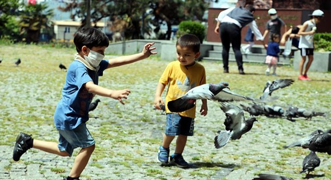 Sokağa çıkan çocuklar güvercinleri besledi