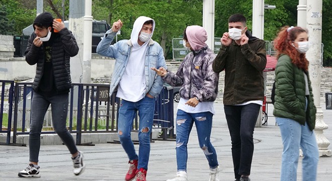 Sokağa çıkan gençler İstiklal Caddesi nde dolaştı