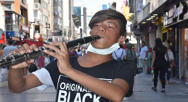 Sokak müzisyeni Sonat'ın hedefi güzel sanatlar fakültesi