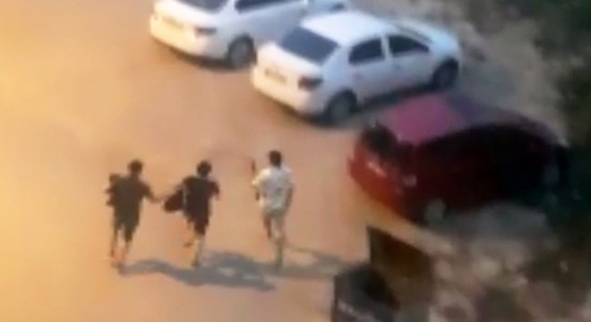 Sokak müzisyenlerinin köpeklerden kaçma anı kamerada