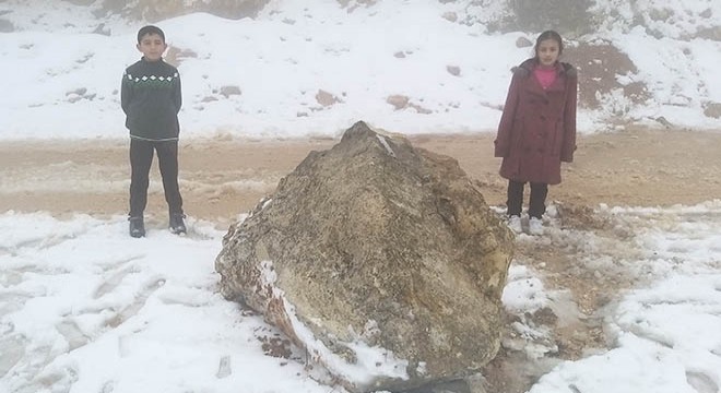 Sokak ortasına kaya parçası düştü