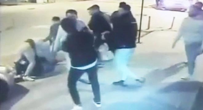 Sokak ortasında 10 kişi tarafından dövüldü
