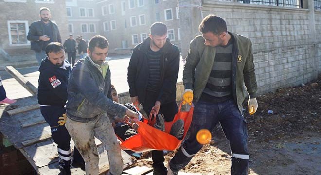 Sokak ortasında ağabeyi tarafından bıçaklandı