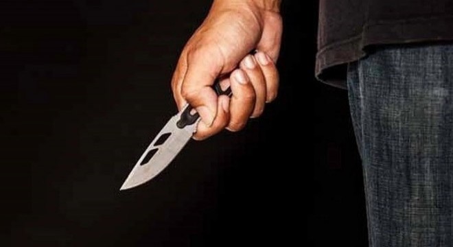 Sokak ortasında arkadaşını bıçaklayarak öldürdü