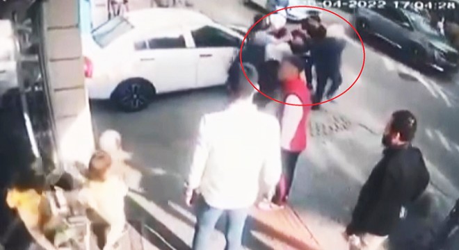 Sokak ortasında kadına şiddet kamerada