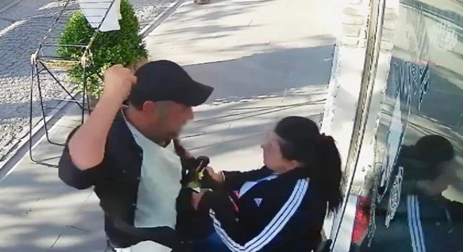 Sokak ortasında kadına şiddet kamerada