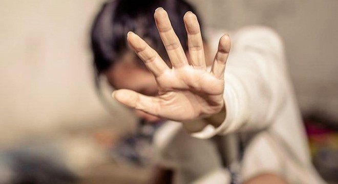 Sokak ortasında kadına şiddeti film izler gibi izlediler