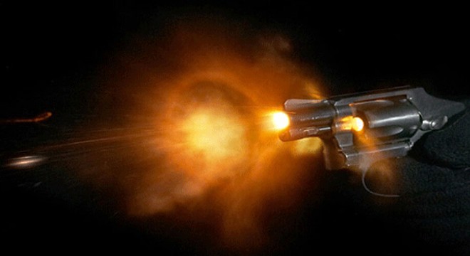 Sokak ortasında silahlı çatışma kamerada