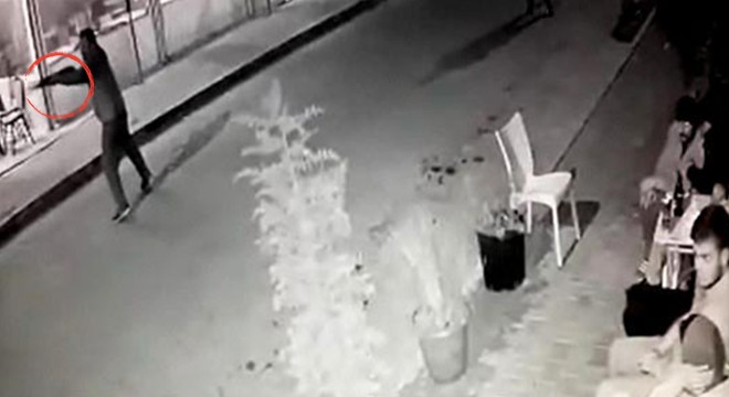 Sokak ortasında silahlı saldırı kamerada