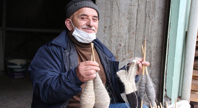 Sokak sokak gezip, ördüğü kıl çorapları satıyor