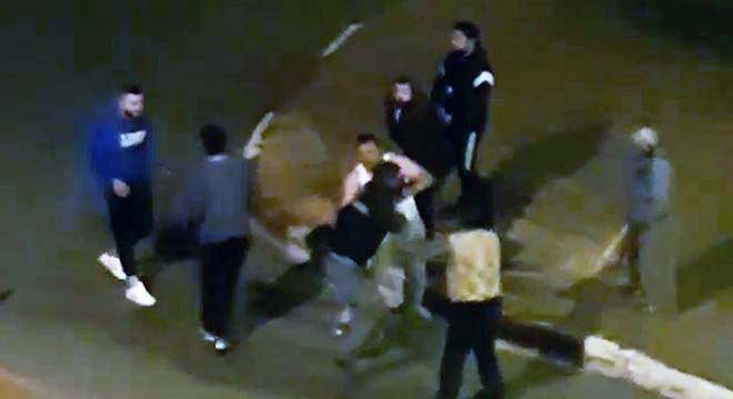 Sokak ortasında 5 kişi, bir kişiyi bayıltana kadar dövdü