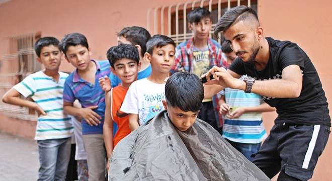 Sokak sokak dolaşıp, çocukları ücretsiz tıraş ediyor