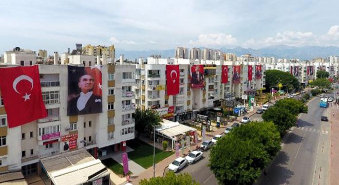 Sokaklar bayraklarla donatıldı