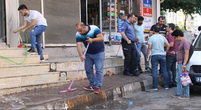 Sokakta dehşet; Boğazından bıçakladığı çocuk öldü