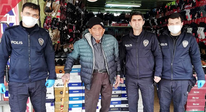 Sokakta yaşayan yaşlıya, polis sahip çıktı
