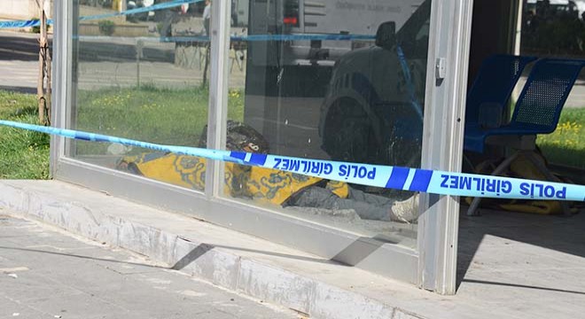 Sokakta yaşıyordu, durakta ölü bulundu