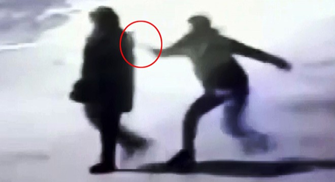 Sokakta yürüyen Eşe'yi sırtından bıçaklayan sanığa tahliye