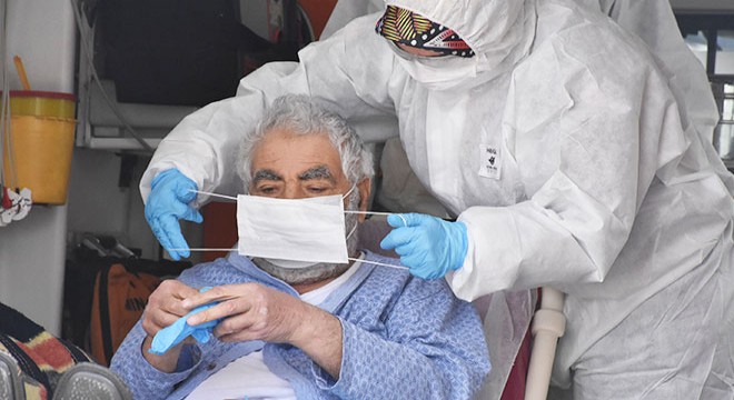 Solunum sıkıntısı olan yaşlı çift, hastanede gözlem altında