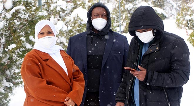 Somalili doktor ve ailesinin Bolu'da kar keyfi