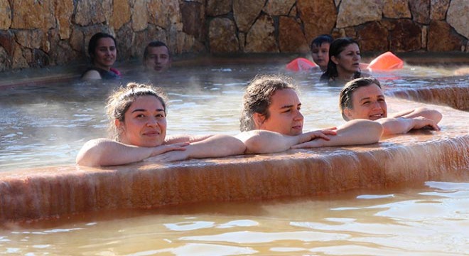 Sömestirde termali ile ünlü Karahayıt'a tatilci akını