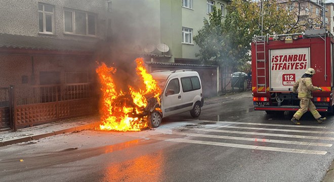 Söndüremeyince hafif ticari aracının yanmasını izledi