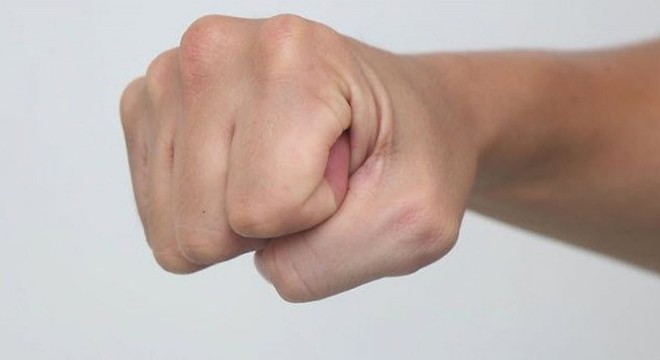 Sopalı- tekmeli 'yol verme' kavgası kamerada