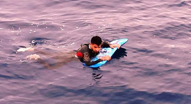 Sörf tahtasıyla Yunanistan'a geçmek isterken yakalandı