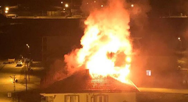 Sorgun'da 2 katlı binada çıkan yangın korkuttu