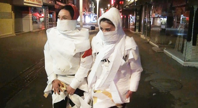 Sosyal medya paylaşımı için caddelerde mumya gibi gezdiler