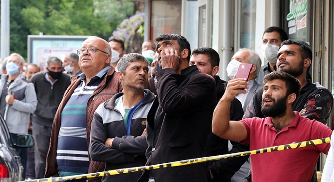 Sosyal mesafe kuralına uymayıp, intihar girişimini izlediler