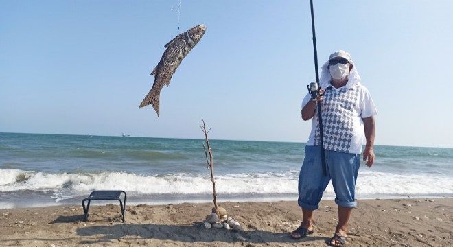 Sosyal mesafeli, maskeli balık avı