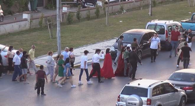 Sosyal mesafesiz, maskesiz sokak eğlenceleri