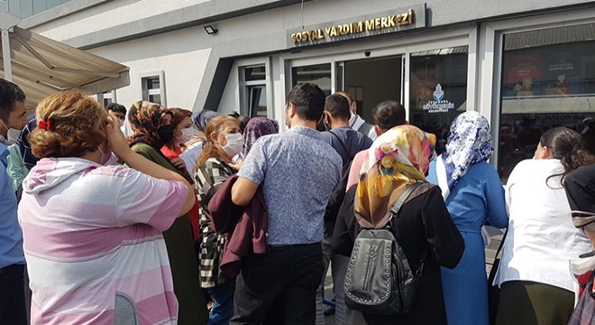 Sosyal mesafesiz yardım kuyruğu