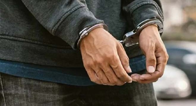 Sosyal medya yayınında kızını dans ettiren babaya gözaltı